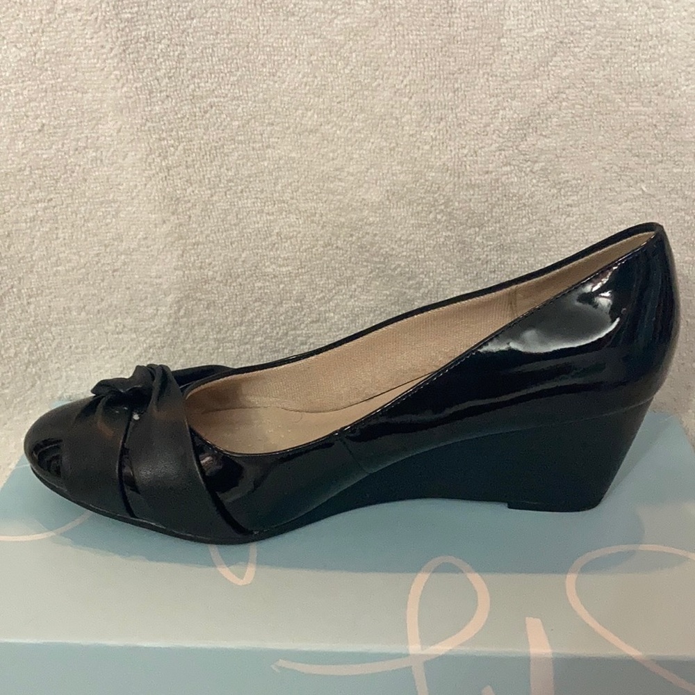 Life Stride size 9, black patin heeled shoes!